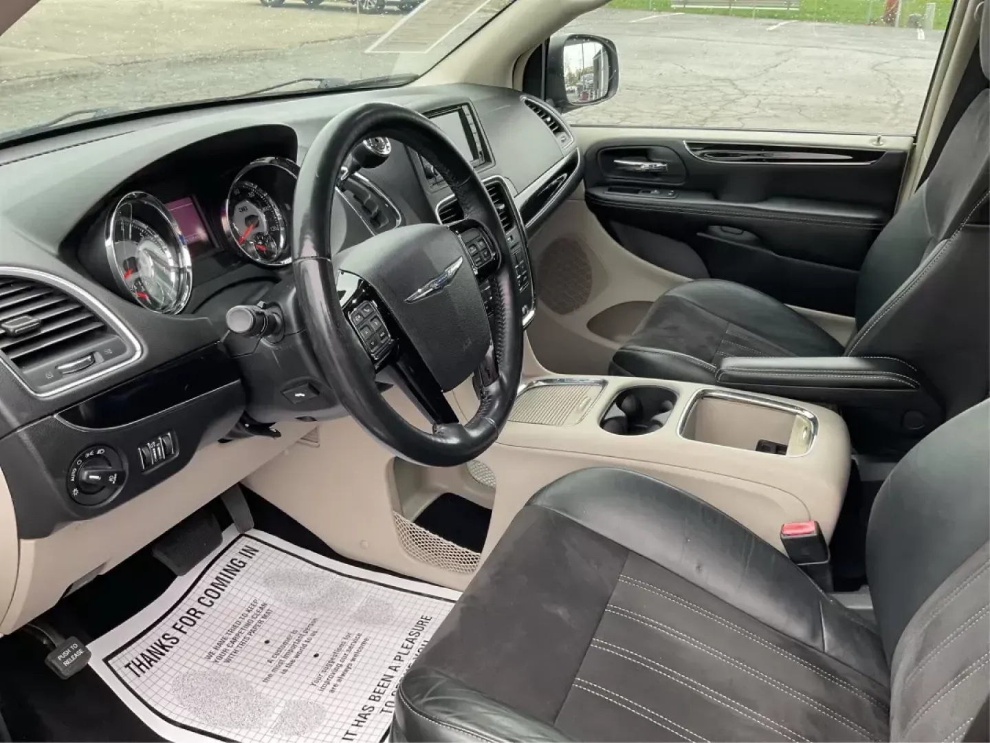 2014 Chrysler Town and Country Touring-L 30th Anniversary (2C4RC1CG7ER) with an Pentastar 3.6L V-6 DOHC engine, located at 4508 South Dixie Dr, Moraine, OH, 45439, (937) 908-9800, 39.807072, -84.031563 - Photo#8