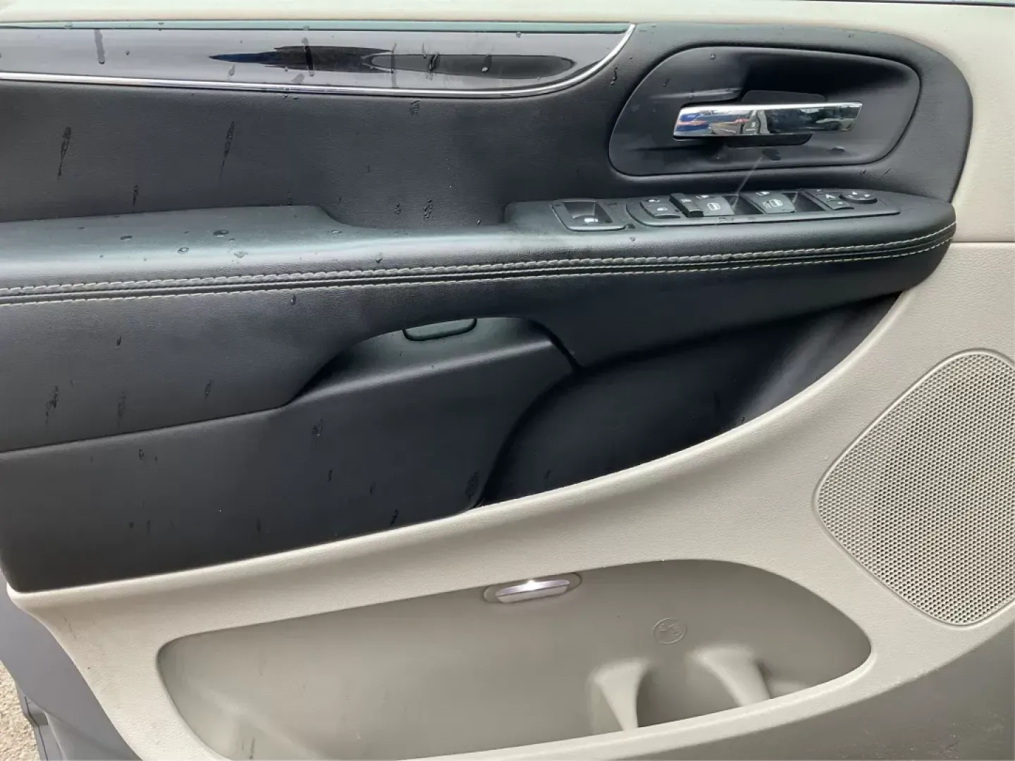 2014 Chrysler Town and Country Touring-L 30th Anniversary (2C4RC1CG7ER) with an Pentastar 3.6L V-6 DOHC engine, located at 4508 South Dixie Dr, Moraine, OH, 45439, (937) 908-9800, 39.807072, -84.031563 - Photo#17