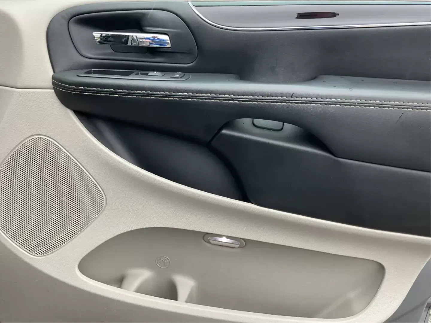 2014 Chrysler Town and Country Touring-L 30th Anniversary (2C4RC1CG7ER) with an Pentastar 3.6L V-6 DOHC engine, located at 4508 South Dixie Dr, Moraine, OH, 45439, (937) 908-9800, 39.807072, -84.031563 - Photo#18