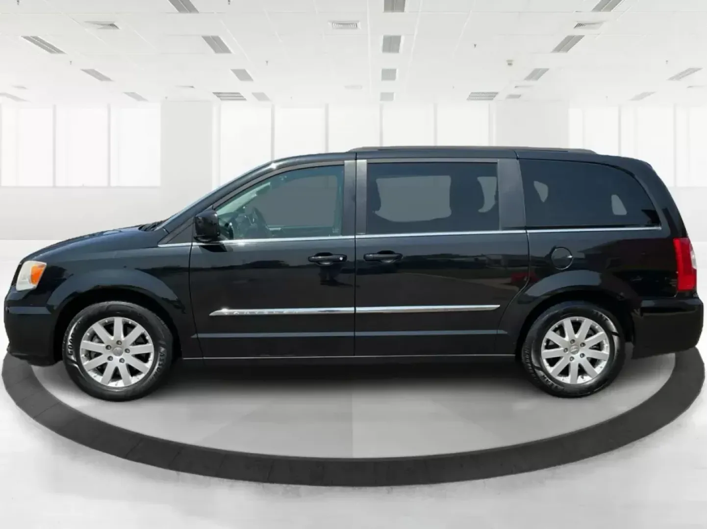 2014 Chrysler Town and Country Touring (2C4RC1BG3ER) with an Pentastar 3.6L V-6 DOHC engine, located at 1099 N County Rd 25A , Troy, OH, 45373, (937) 908-9800, 40.057041, -84.215462 - Photo#5