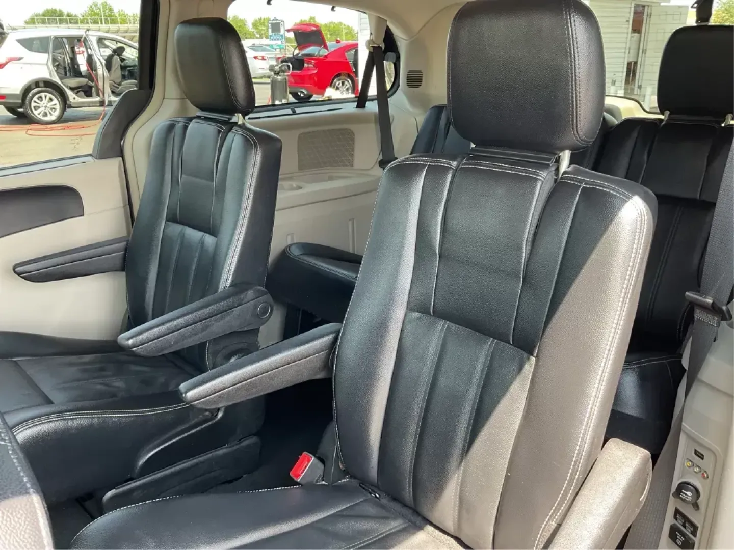 2014 Chrysler Town and Country Touring (2C4RC1BG3ER) with an Pentastar 3.6L V-6 DOHC engine, located at 1099 N County Rd 25A , Troy, OH, 45373, (937) 908-9800, 40.057041, -84.215462 - Photo#9
