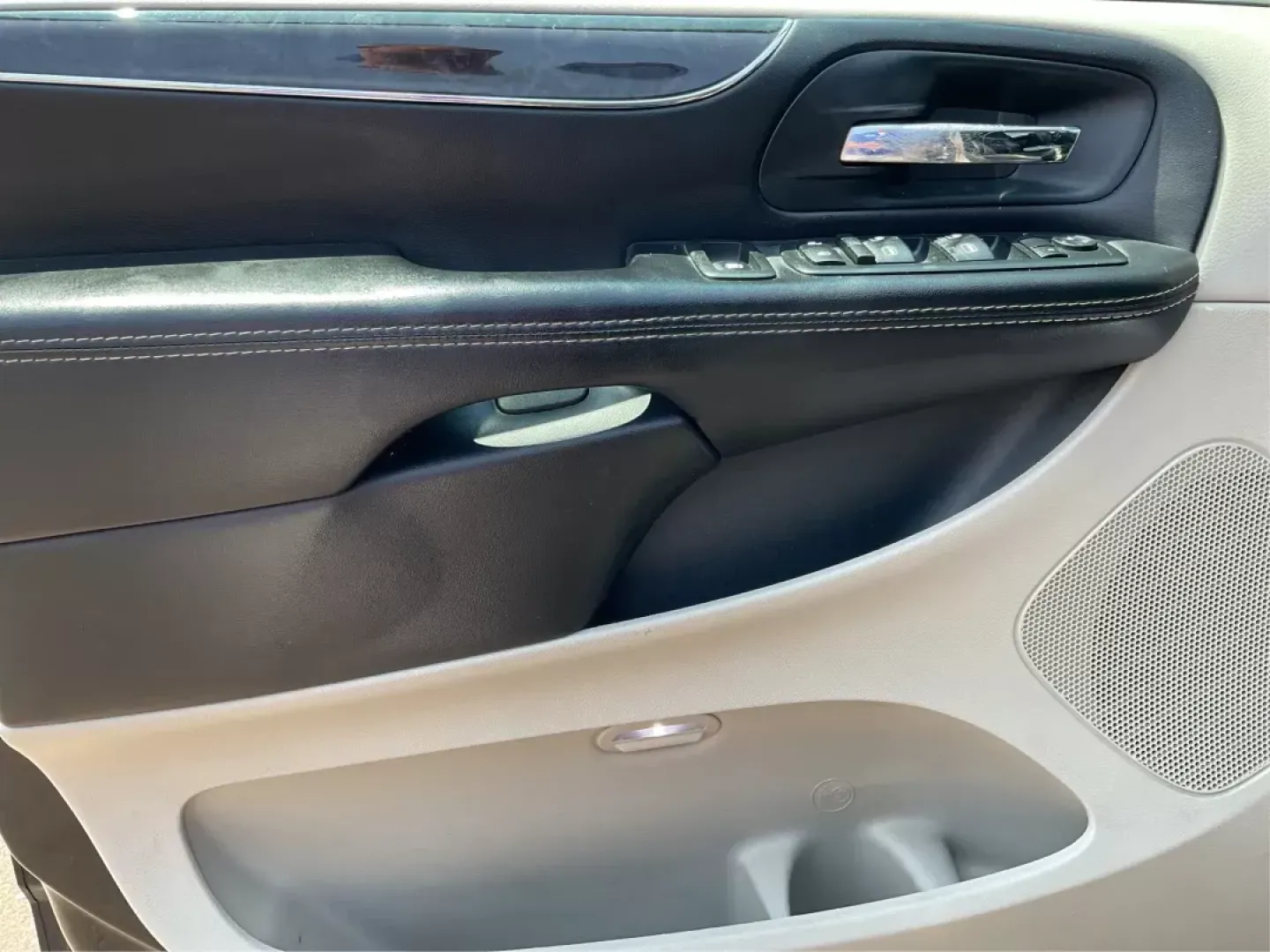 2014 Chrysler Town and Country Touring (2C4RC1BG3ER) with an Pentastar 3.6L V-6 DOHC engine, located at 1099 N County Rd 25A , Troy, OH, 45373, (937) 908-9800, 40.057041, -84.215462 - Photo#18