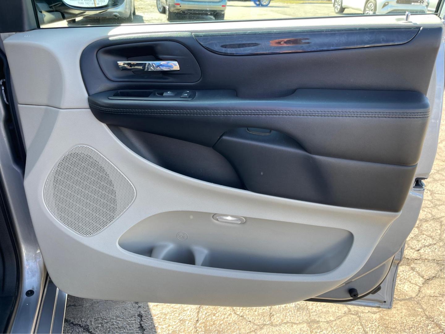 2014 Dodge Grand Caravan SXT (2C4RDGCG4ER) with an 3.6L V-6 DOHC engine, located at 1951 S Dayton Lakeview Rd., New Carlisle, OH, 45344, (937) 908-9800, 39.890999, -84.050255 - Photo#19
