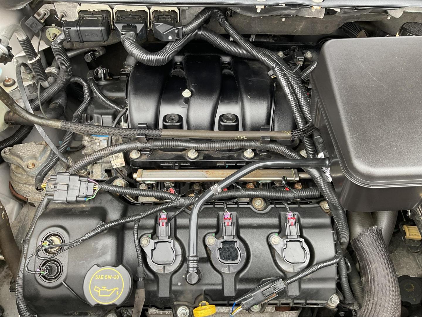 2014 Ford Edge SEL AWD (2FMDK4JC9EB) with an 3.5L V6 DOHC 24V engine, 6-Speed Automatic transmission, located at 401 Woodman Dr, Riverside, OH, 45431, (937) 908-9800, 39.761024, -84.120956 - Photo#10