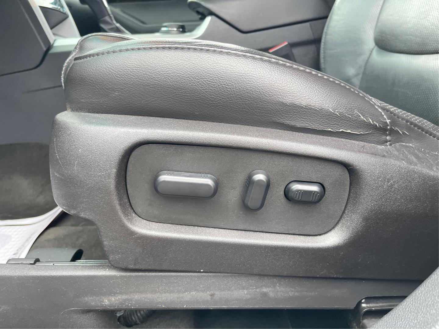 2014 Ford Explorer Limited 4WD (1FM5K8F82EG) with an 3.5L V6 DOHC 24V engine, 6-Speed Automatic transmission, located at 1184 Kauffman Ave, Fairborn, OH, 45324, (937) 908-9800, 39.807072, -84.031563 - Photo#16