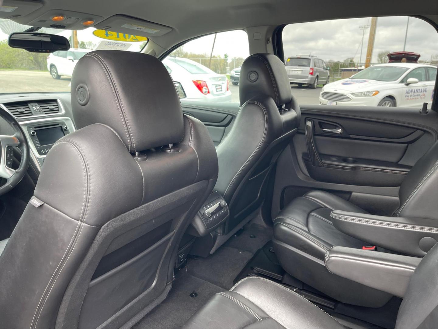 2014 GMC Acadia SLT-1 (1GKKVRKD2EJ) with an 3.6L V-6 gasoline direct injection engine, located at 1099 N County Rd 25A , Troy, OH, 45373, (937) 908-9800, 40.057041, -84.215462 - Photo#9