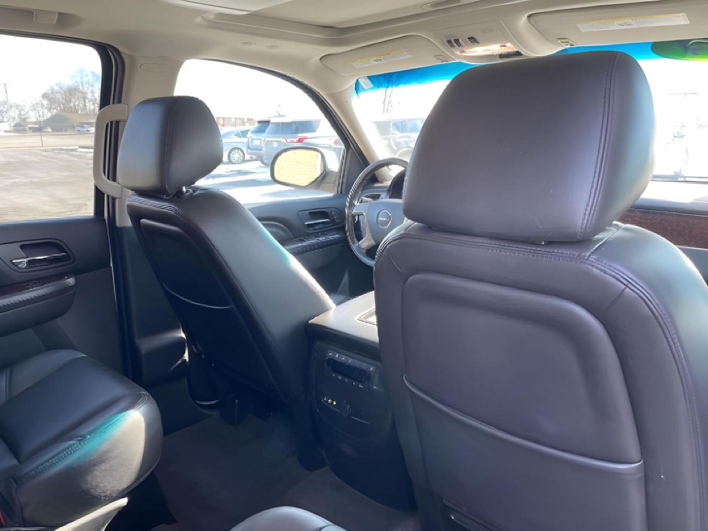 2014 GMC Yukon Denali 4WD (1GKS2EEFXER) with an 6.2L V8 OHV 16V engine, 6-Speed Automatic transmission, located at 4508 South Dixie Dr, Moraine, OH, 45439, (937) 908-9800, 39.807072, -84.031563 - Photo#9