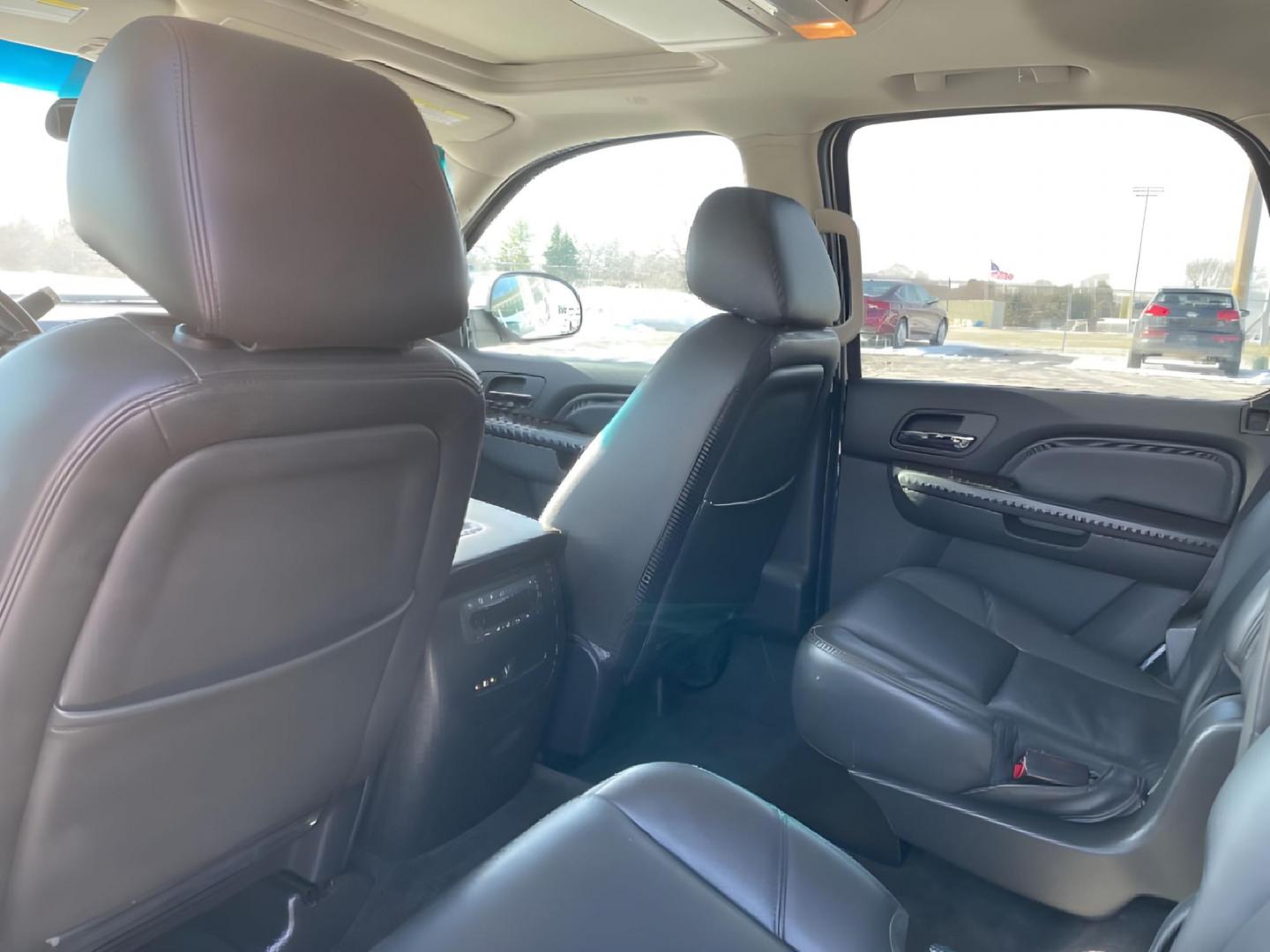 2014 GMC Yukon Denali 4WD (1GKS2EEFXER) with an 6.2L V8 OHV 16V engine, 6-Speed Automatic transmission, located at 4508 South Dixie Dr, Moraine, OH, 45439, (937) 908-9800, 39.807072, -84.031563 - Photo#11
