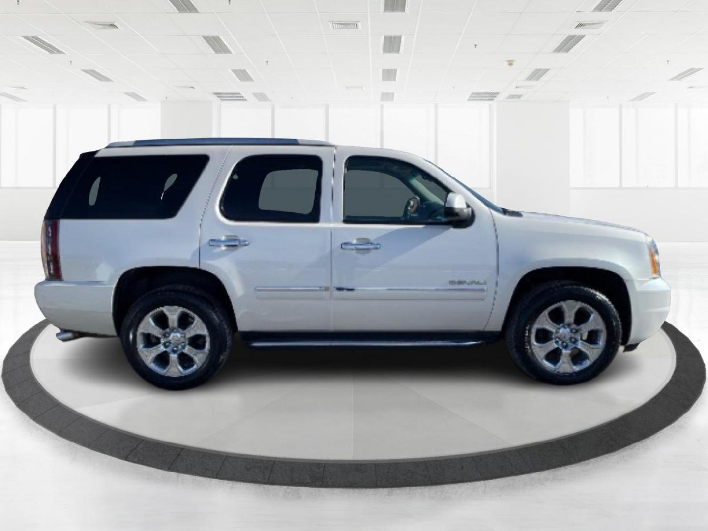2014 GMC Yukon Denali 4WD (1GKS2EEFXER) with an 6.2L V8 OHV 16V engine, 6-Speed Automatic transmission, located at 4508 South Dixie Dr, Moraine, OH, 45439, (937) 908-9800, 39.807072, -84.031563 - Photo#1