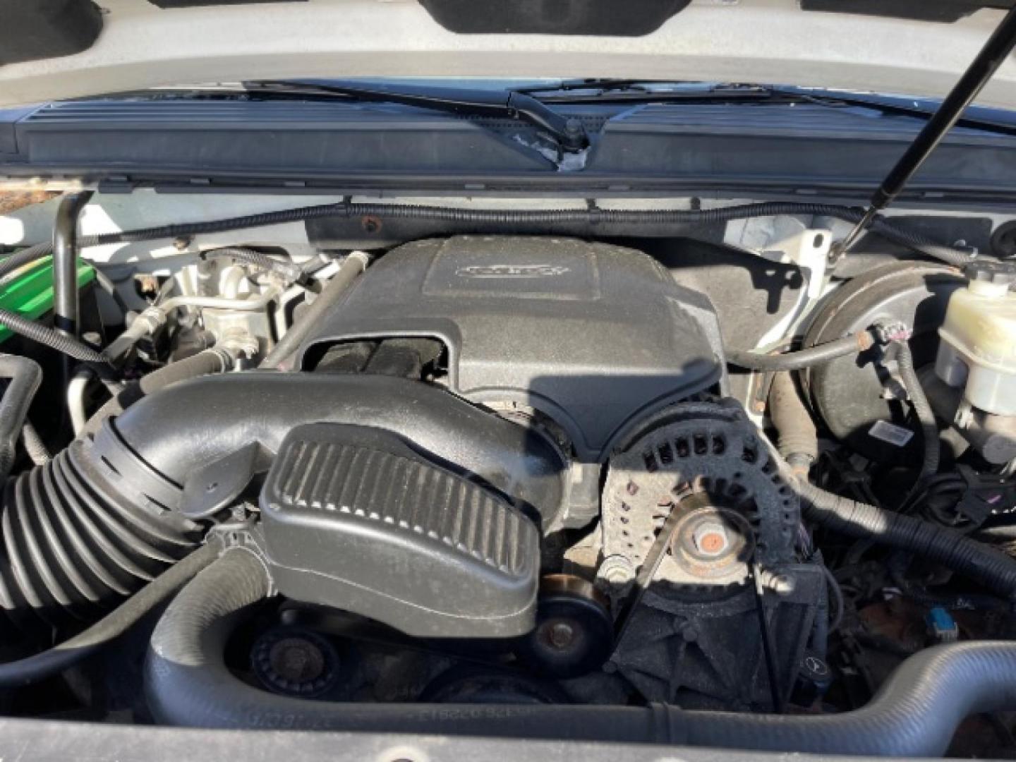 2014 GMC Yukon Denali 4WD (1GKS2EEFXER) with an 6.2L V8 OHV 16V engine, 6-Speed Automatic transmission, located at 4508 South Dixie Dr, Moraine, OH, 45439, (937) 908-9800, 39.807072, -84.031563 - Photo#21