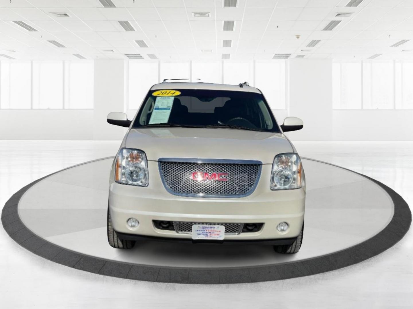 2014 GMC Yukon Denali 4WD (1GKS2EEFXER) with an 6.2L V8 OHV 16V engine, 6-Speed Automatic transmission, located at 4508 South Dixie Dr, Moraine, OH, 45439, (937) 908-9800, 39.807072, -84.031563 - Photo#4