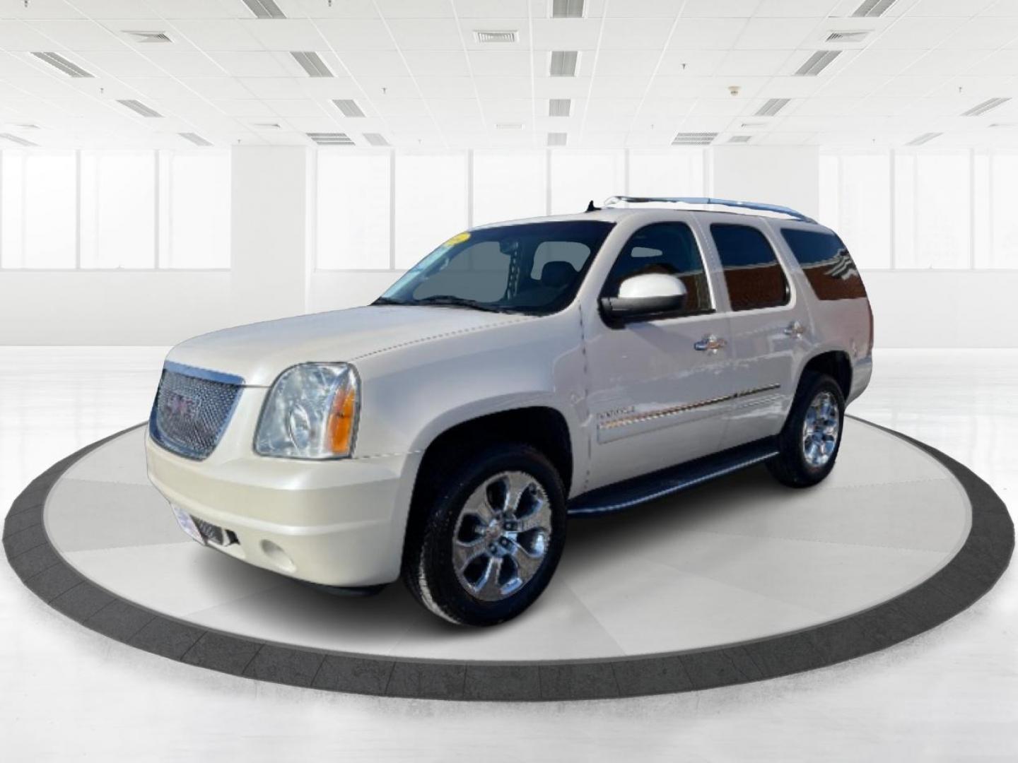 2014 GMC Yukon Denali 4WD (1GKS2EEFXER) with an 6.2L V8 OHV 16V engine, 6-Speed Automatic transmission, located at 4508 South Dixie Dr, Moraine, OH, 45439, (937) 908-9800, 39.807072, -84.031563 - Photo#5