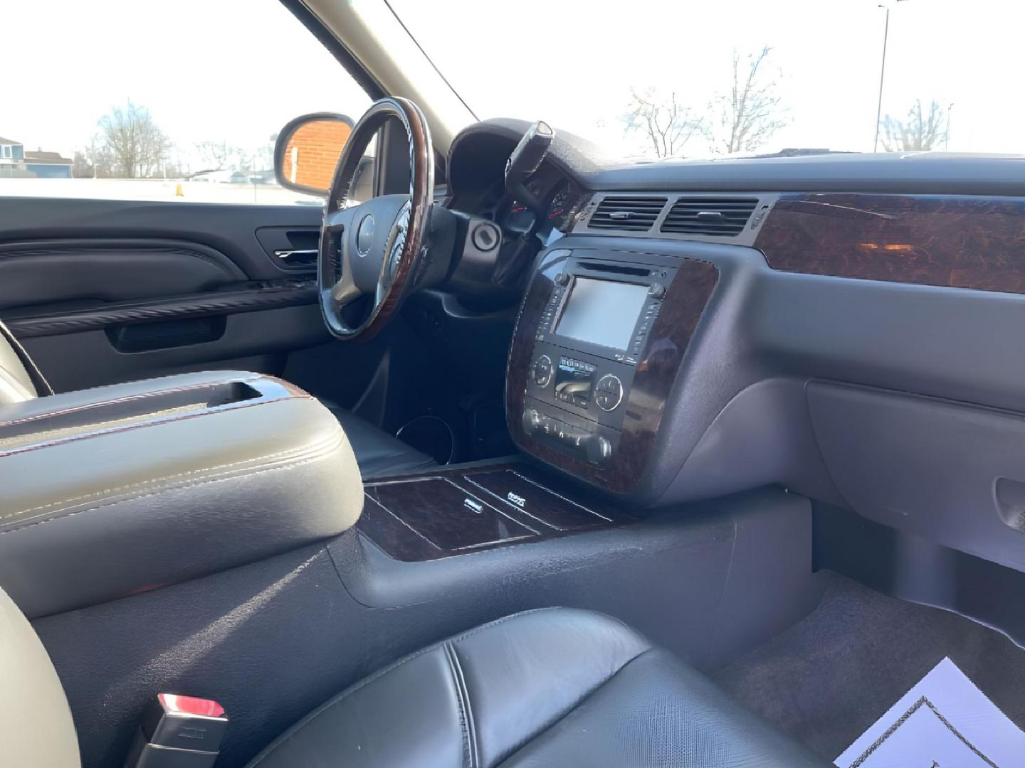 2014 GMC Yukon Denali 4WD (1GKS2EEFXER) with an 6.2L V8 OHV 16V engine, 6-Speed Automatic transmission, located at 4508 South Dixie Dr, Moraine, OH, 45439, (937) 908-9800, 39.807072, -84.031563 - Photo#8