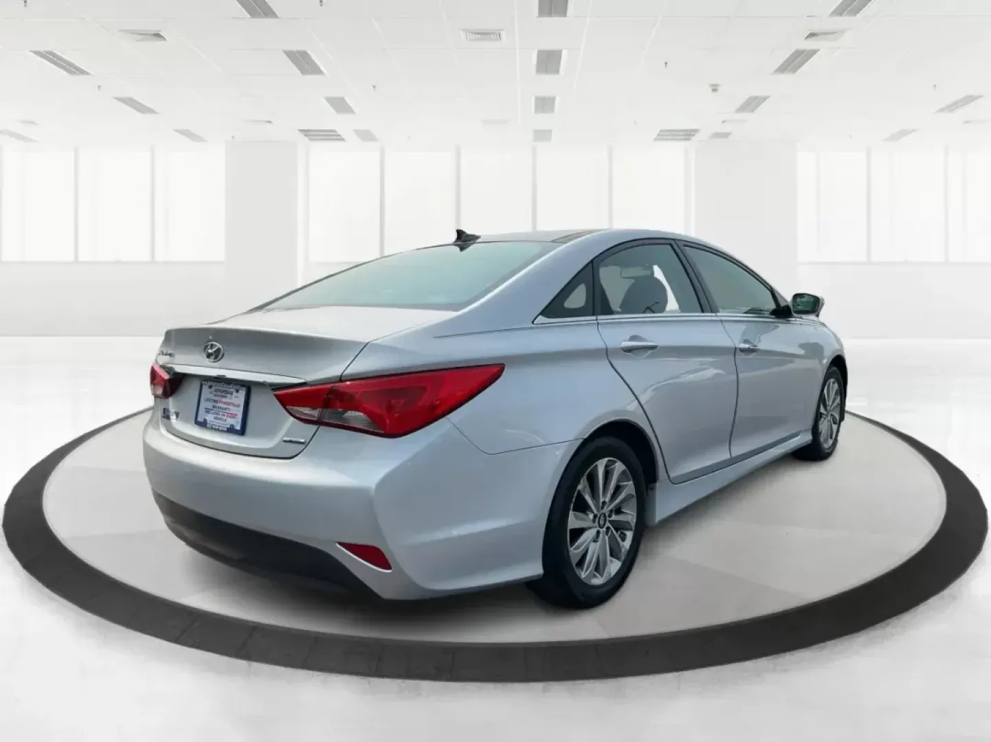 2014 Hyundai Sonata Limited (5NPEC4AC8EH) with an 2.4L I-4 gasoline direct injection engine, located at 1230 East Main St, Xenia, OH, 45385, (937) 908-9800, 39.688042, -83.910538 - Photo#2