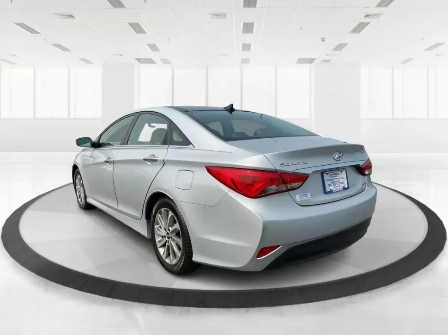 2014 Hyundai Sonata Limited (5NPEC4AC8EH) with an 2.4L I-4 gasoline direct injection engine, located at 1230 East Main St, Xenia, OH, 45385, (937) 908-9800, 39.688042, -83.910538 - Photo#4