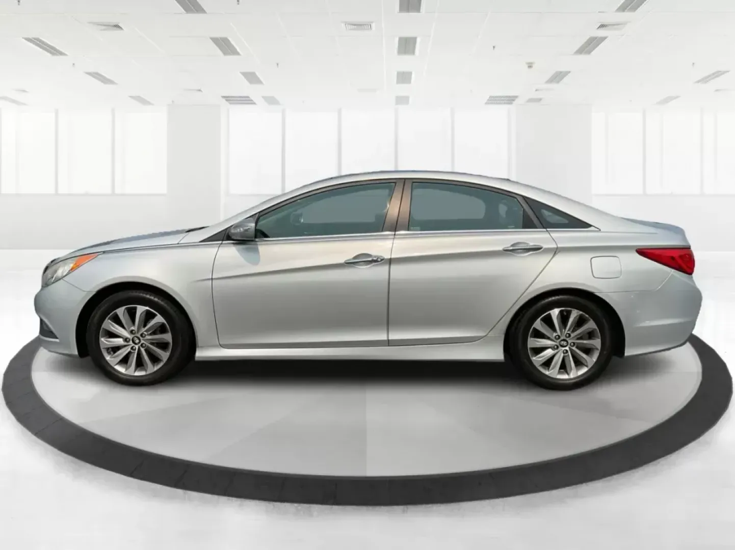 2014 Hyundai Sonata Limited (5NPEC4AC8EH) with an 2.4L I-4 gasoline direct injection engine, located at 1230 East Main St, Xenia, OH, 45385, (937) 908-9800, 39.688042, -83.910538 - Photo#5