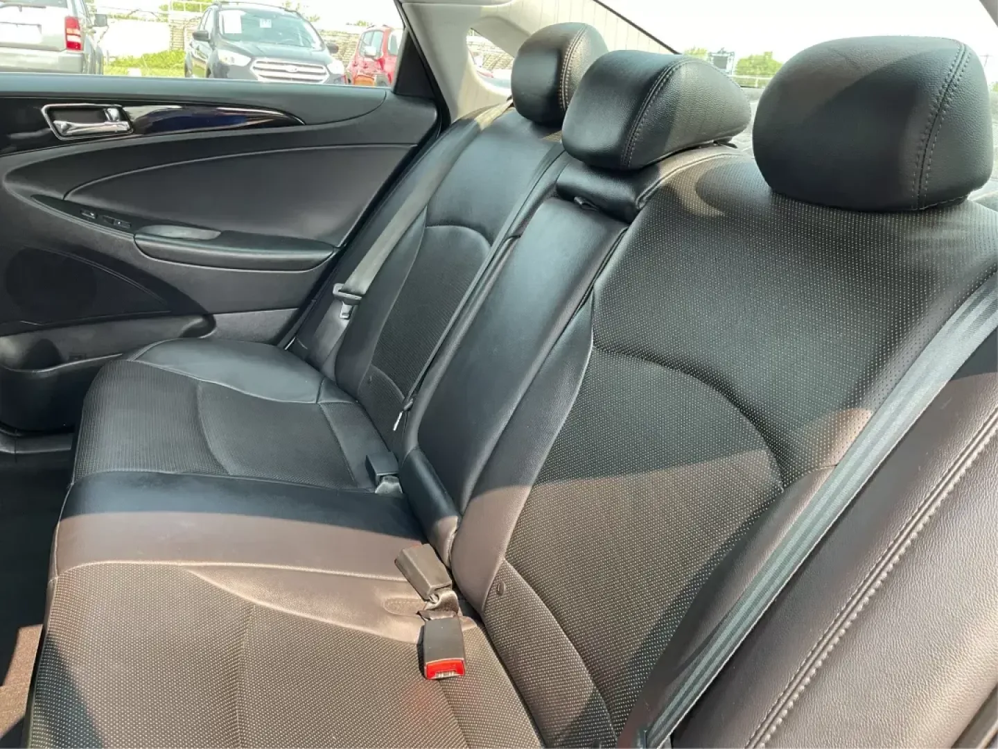 2014 Hyundai Sonata Limited (5NPEC4AC8EH) with an 2.4L I-4 gasoline direct injection engine, located at 1230 East Main St, Xenia, OH, 45385, (937) 908-9800, 39.688042, -83.910538 - Photo#9