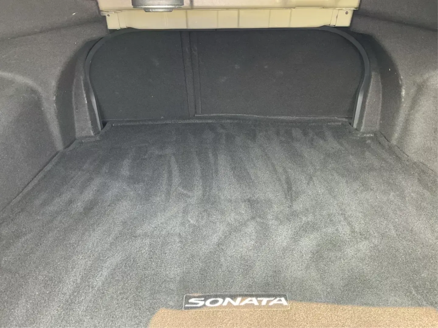 2014 Hyundai Sonata Limited (5NPEC4AC8EH) with an 2.4L I-4 gasoline direct injection engine, located at 1230 East Main St, Xenia, OH, 45385, (937) 908-9800, 39.688042, -83.910538 - Photo#11