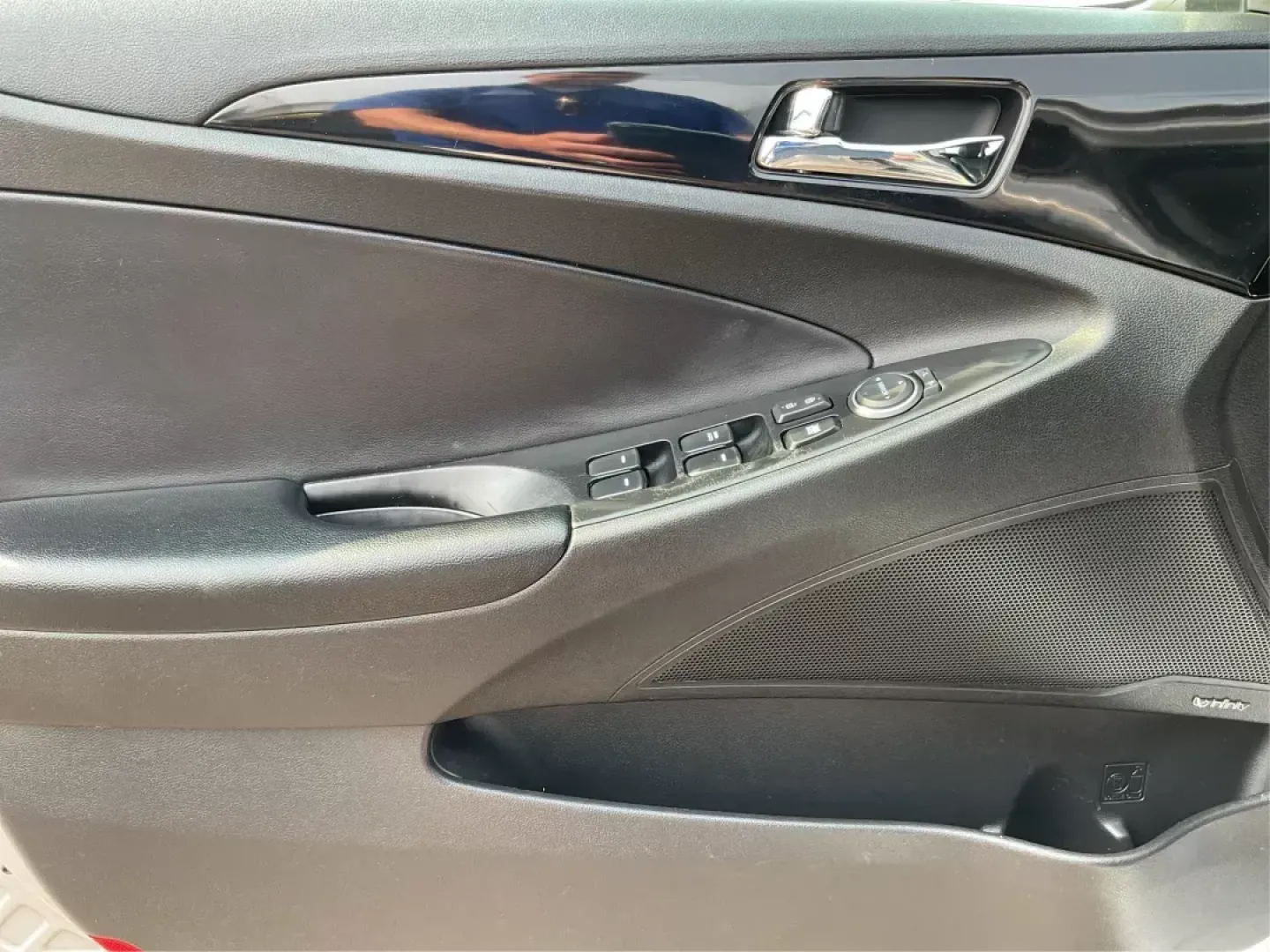 2014 Hyundai Sonata Limited (5NPEC4AC8EH) with an 2.4L I-4 gasoline direct injection engine, located at 1230 East Main St, Xenia, OH, 45385, (937) 908-9800, 39.688042, -83.910538 - Photo#17