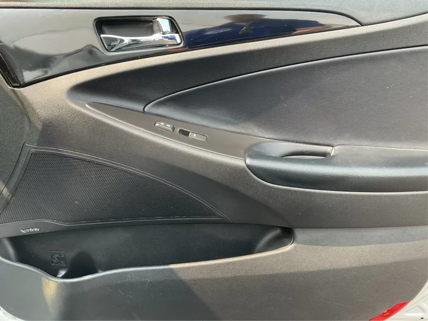 2014 Hyundai Sonata Limited (5NPEC4AC8EH) with an 2.4L I-4 gasoline direct injection engine, located at 1230 East Main St, Xenia, OH, 45385, (937) 908-9800, 39.688042, -83.910538 - Photo#18