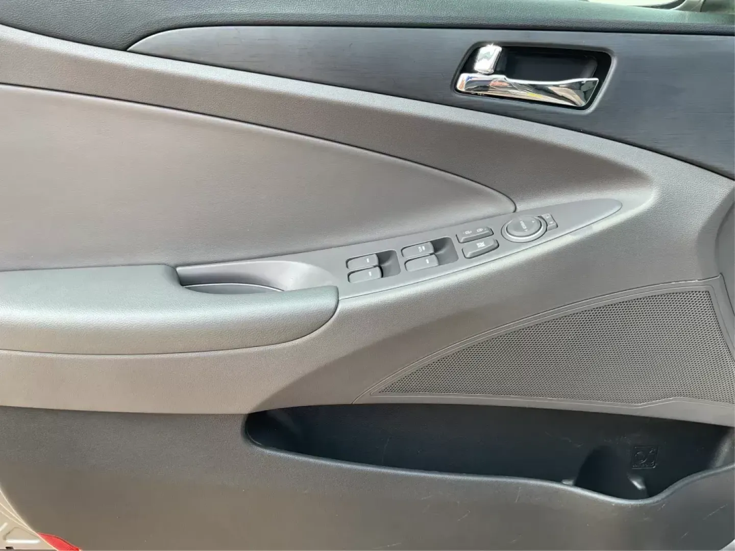 2014 Hyundai Sonata GLS (5NPEB4AC8EH) with an 2.4L I-4 gasoline direct injection engine, located at 401 Woodman Dr, Riverside, OH, 45431, (937) 908-9800, 39.761024, -84.120956 - Photo#17
