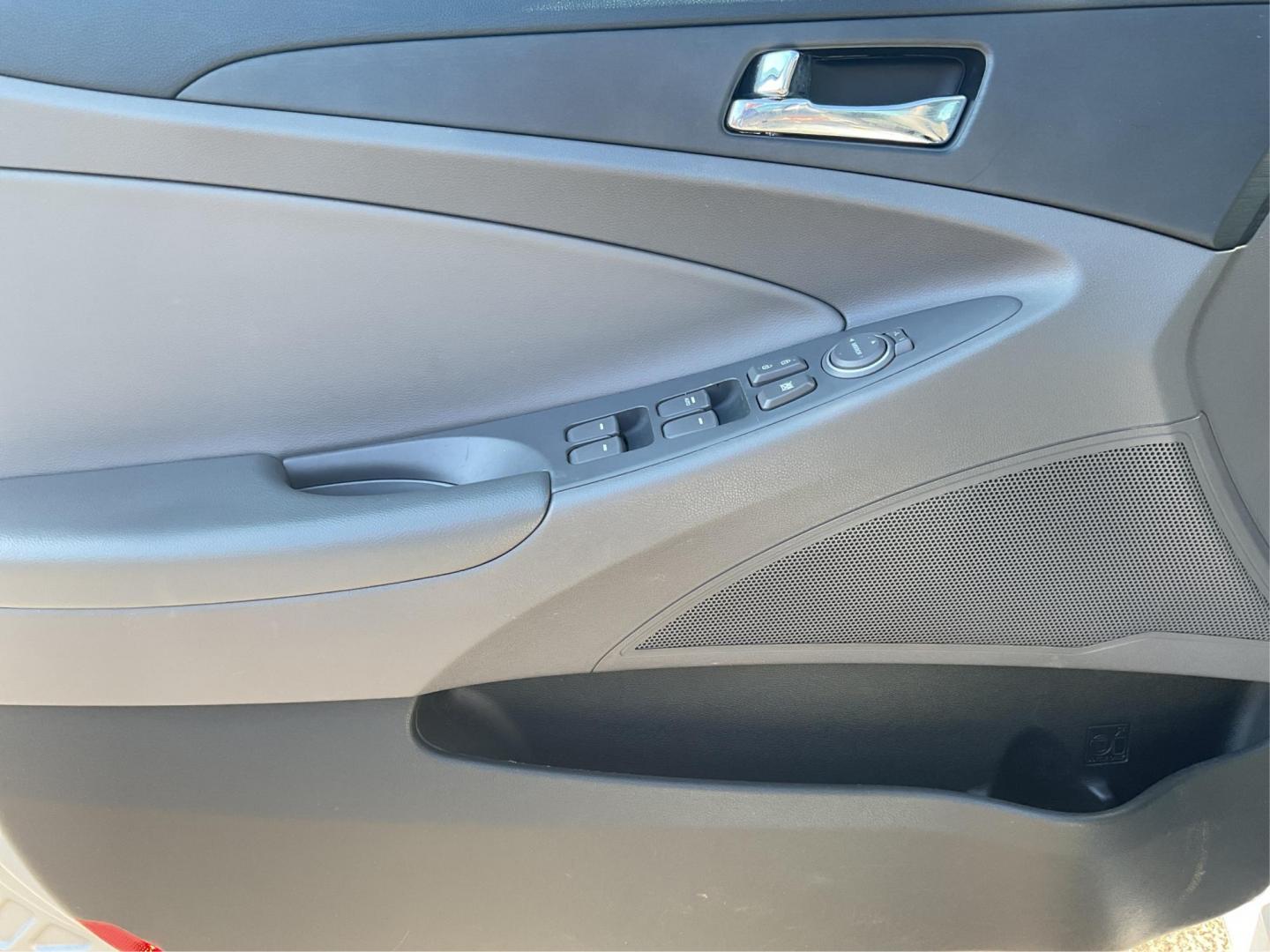 2014 Hyundai Sonata GLS (5NPEB4AC4EH) with an 2.4L I-4 gasoline direct injection engine, located at 1184 Kauffman Ave, Fairborn, OH, 45324, (937) 908-9800, 39.807072, -84.031563 - Photo#17