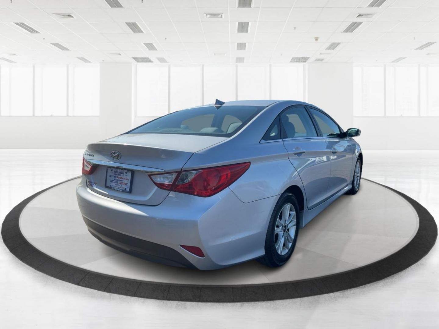 2014 Hyundai Sonata GLS (5NPEB4AC4EH) with an 2.4L I-4 gasoline direct injection engine, located at 1184 Kauffman Ave, Fairborn, OH, 45324, (937) 908-9800, 39.807072, -84.031563 - Photo#2