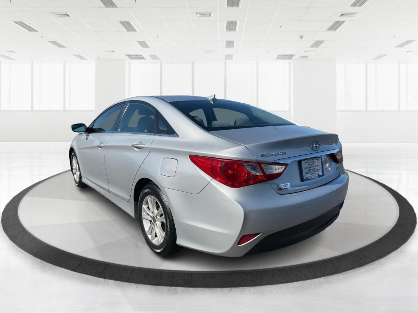 2014 Hyundai Sonata GLS (5NPEB4AC4EH) with an 2.4L I-4 gasoline direct injection engine, located at 1184 Kauffman Ave, Fairborn, OH, 45324, (937) 908-9800, 39.807072, -84.031563 - Photo#4