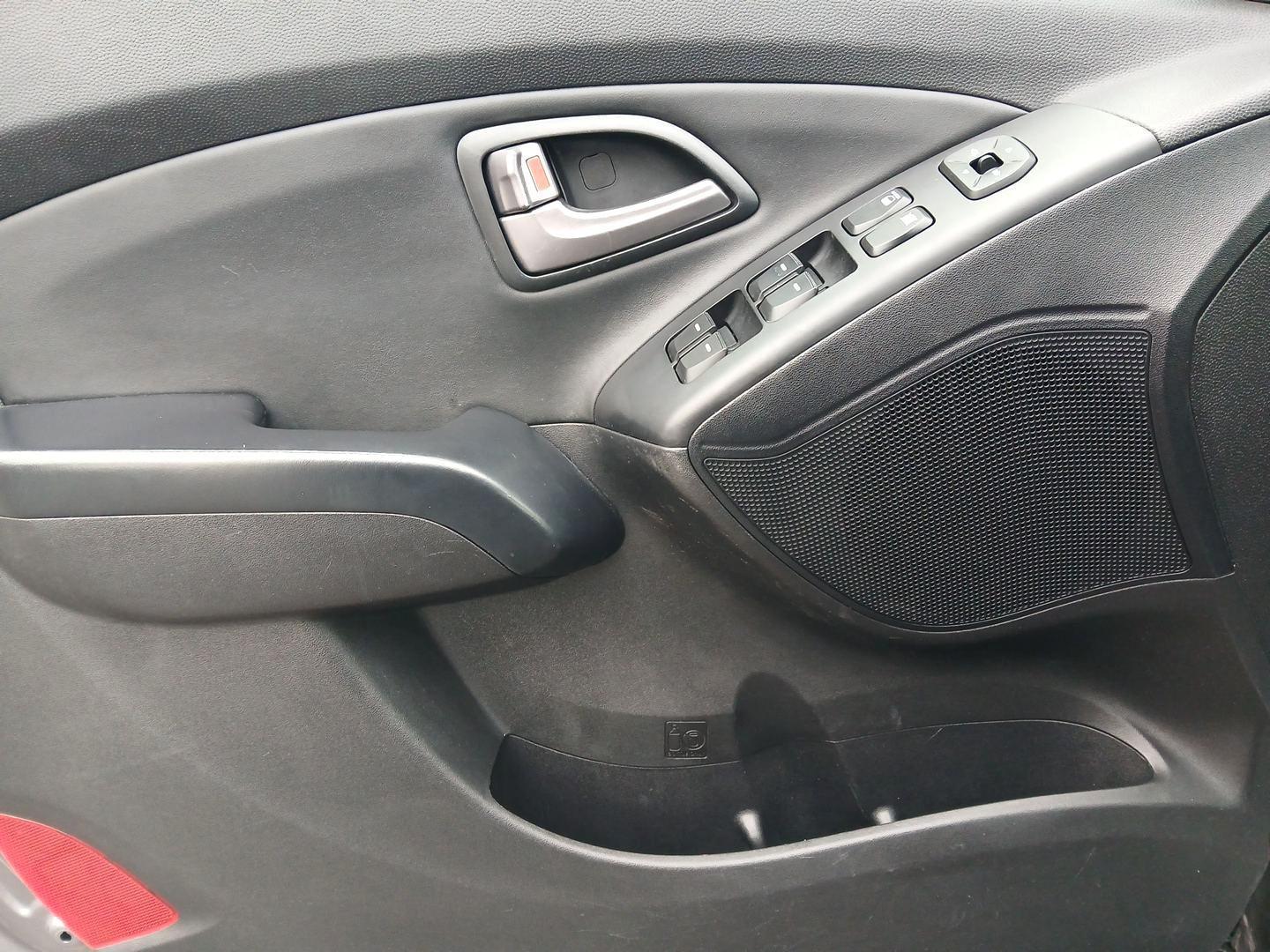 2014 Hyundai Tucson GLS AWD (KM8JUCAGXEU) with an 2.4L L4 DOHC 16V engine, 6-Speed Automatic transmission, located at 1951 S Dayton Lakeview Rd., New Carlisle, OH, 45344, (937) 908-9800, 39.890999, -84.050255 - Photo#18