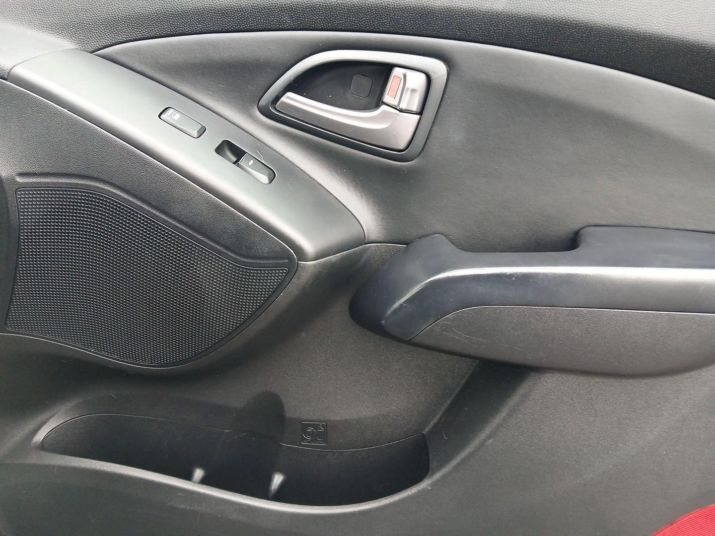 2014 Hyundai Tucson GLS AWD (KM8JUCAGXEU) with an 2.4L L4 DOHC 16V engine, 6-Speed Automatic transmission, located at 1951 S Dayton Lakeview Rd., New Carlisle, OH, 45344, (937) 908-9800, 39.890999, -84.050255 - Photo#19
