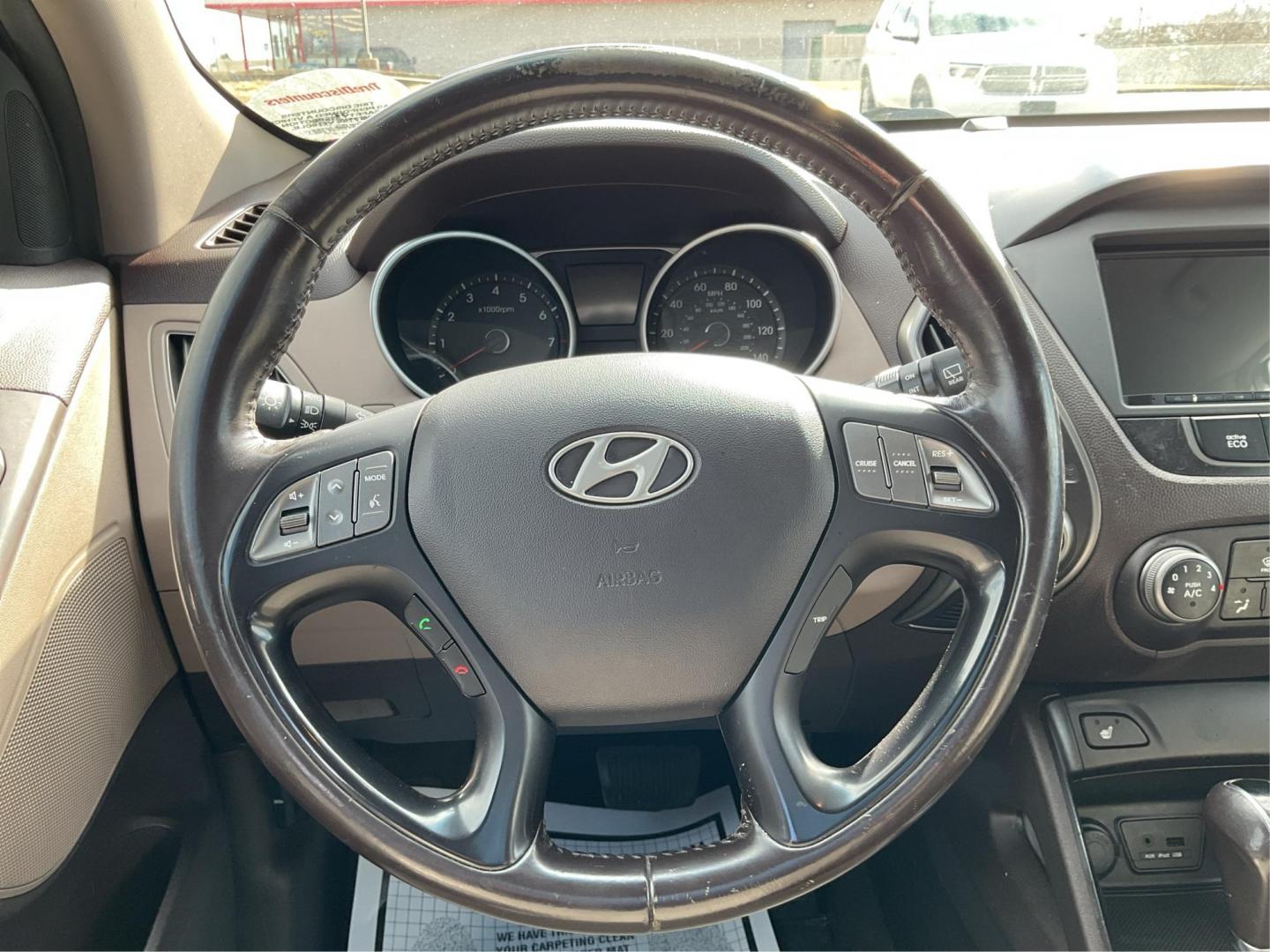 2014 Hyundai Tucson SE (KM8JU3AG0EU) with an Theta II 2.4L I-4 gasoline direct injection engine, located at 880 E. National Road, OH, 45377, (937) 908-9800, 39.891918, -84.183975 - Photo#13
