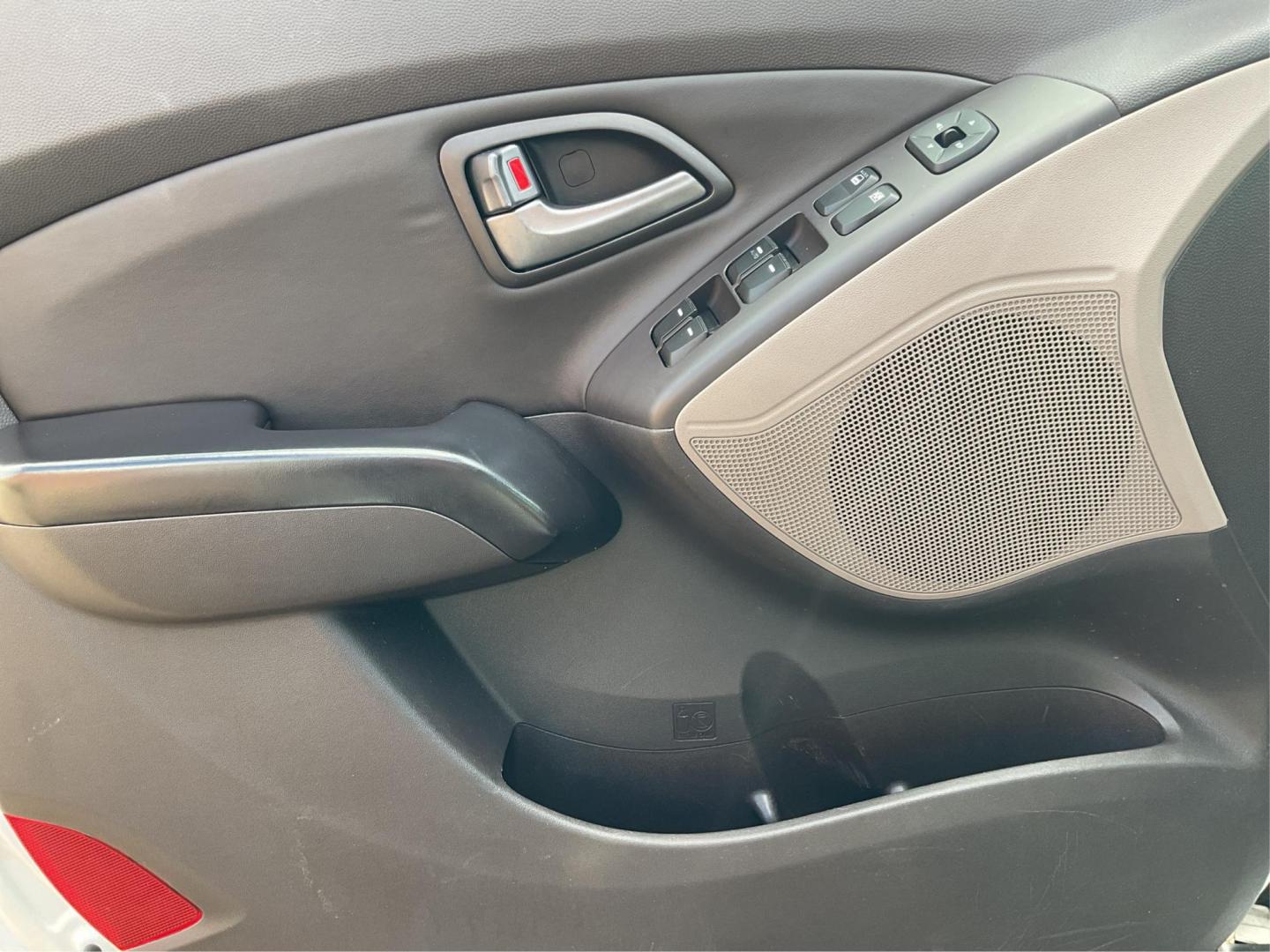 2014 Hyundai Tucson SE (KM8JU3AG0EU) with an Theta II 2.4L I-4 gasoline direct injection engine, located at 880 E. National Road, OH, 45377, (937) 908-9800, 39.891918, -84.183975 - Photo#15