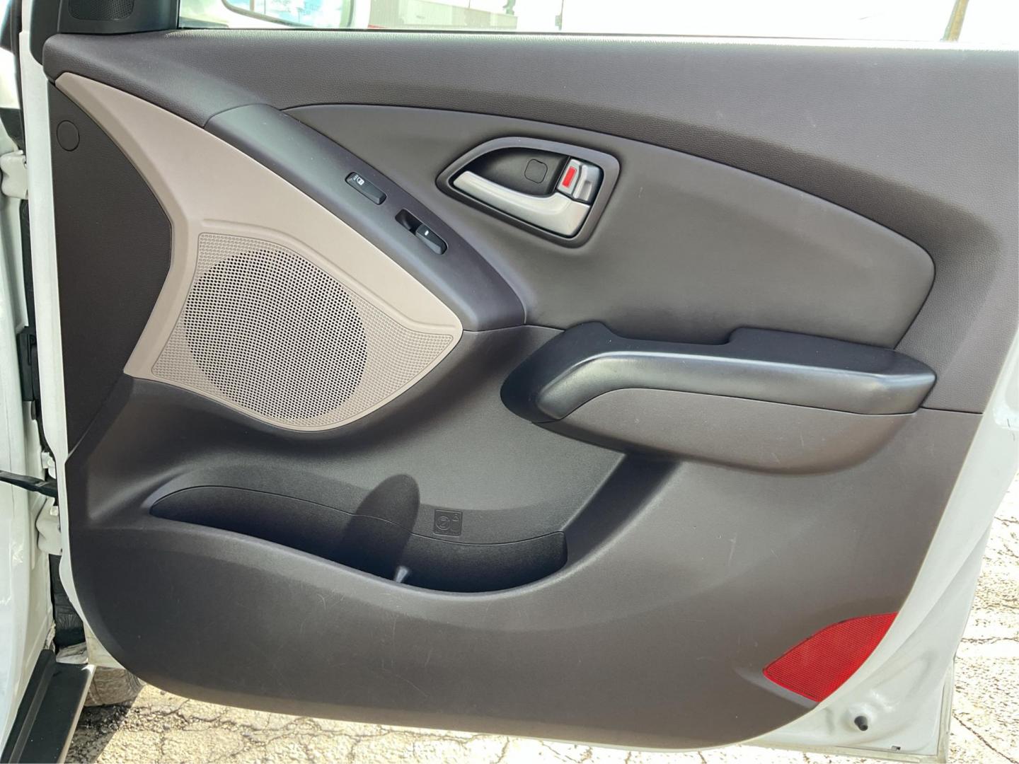 2014 Hyundai Tucson SE (KM8JU3AG0EU) with an Theta II 2.4L I-4 gasoline direct injection engine, located at 880 E. National Road, OH, 45377, (937) 908-9800, 39.891918, -84.183975 - Photo#16