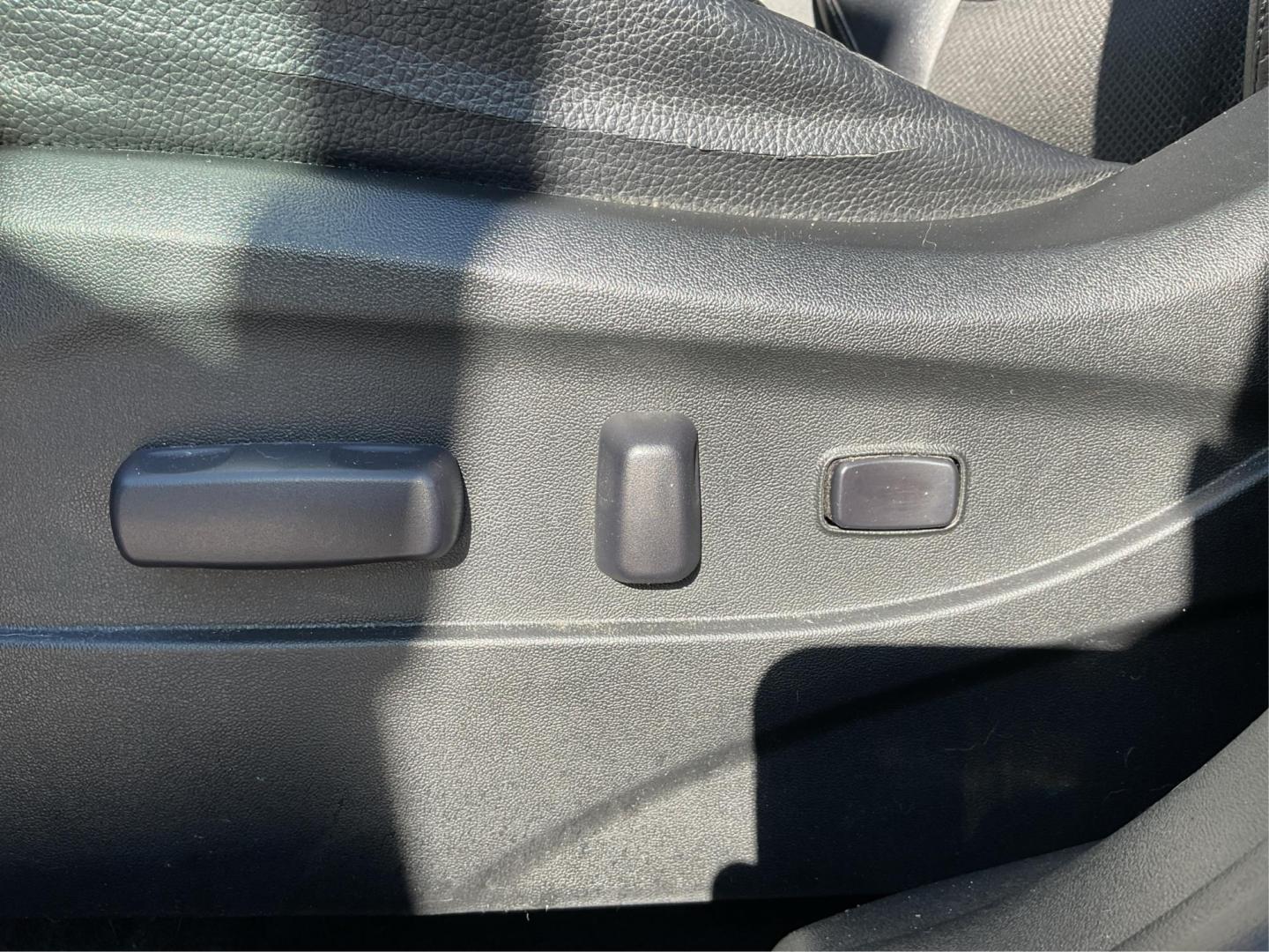 2014 Hyundai Tucson SE (KM8JUCAG8EU) with an Theta II 2.4L I-4 gasoline direct injection engine, located at 880 E. National Road, OH, 45377, (937) 908-9800, 39.891918, -84.183975 - Photo#16