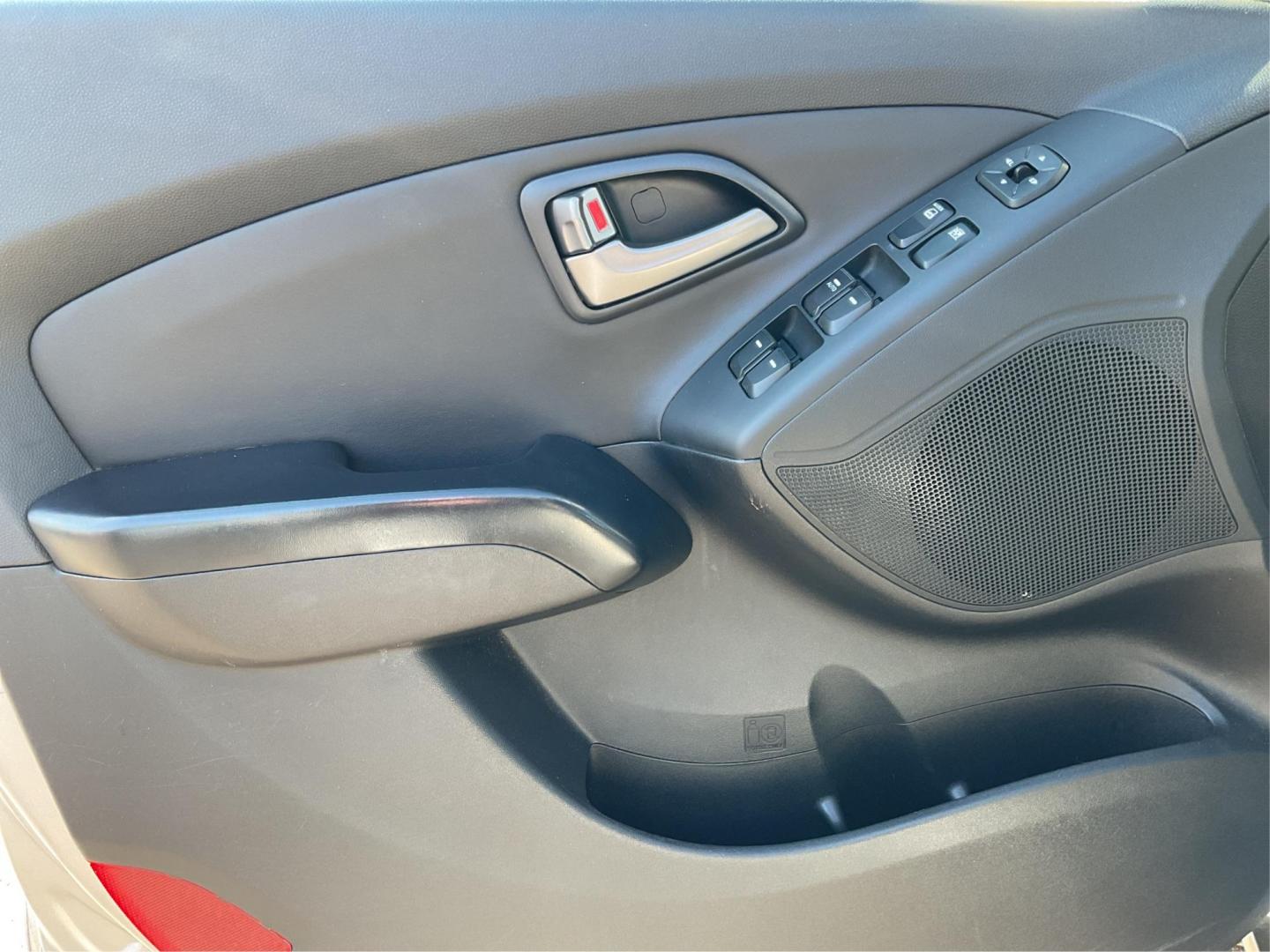 2014 Hyundai Tucson SE (KM8JUCAG8EU) with an Theta II 2.4L I-4 gasoline direct injection engine, located at 880 E. National Road, OH, 45377, (937) 908-9800, 39.891918, -84.183975 - Photo#17