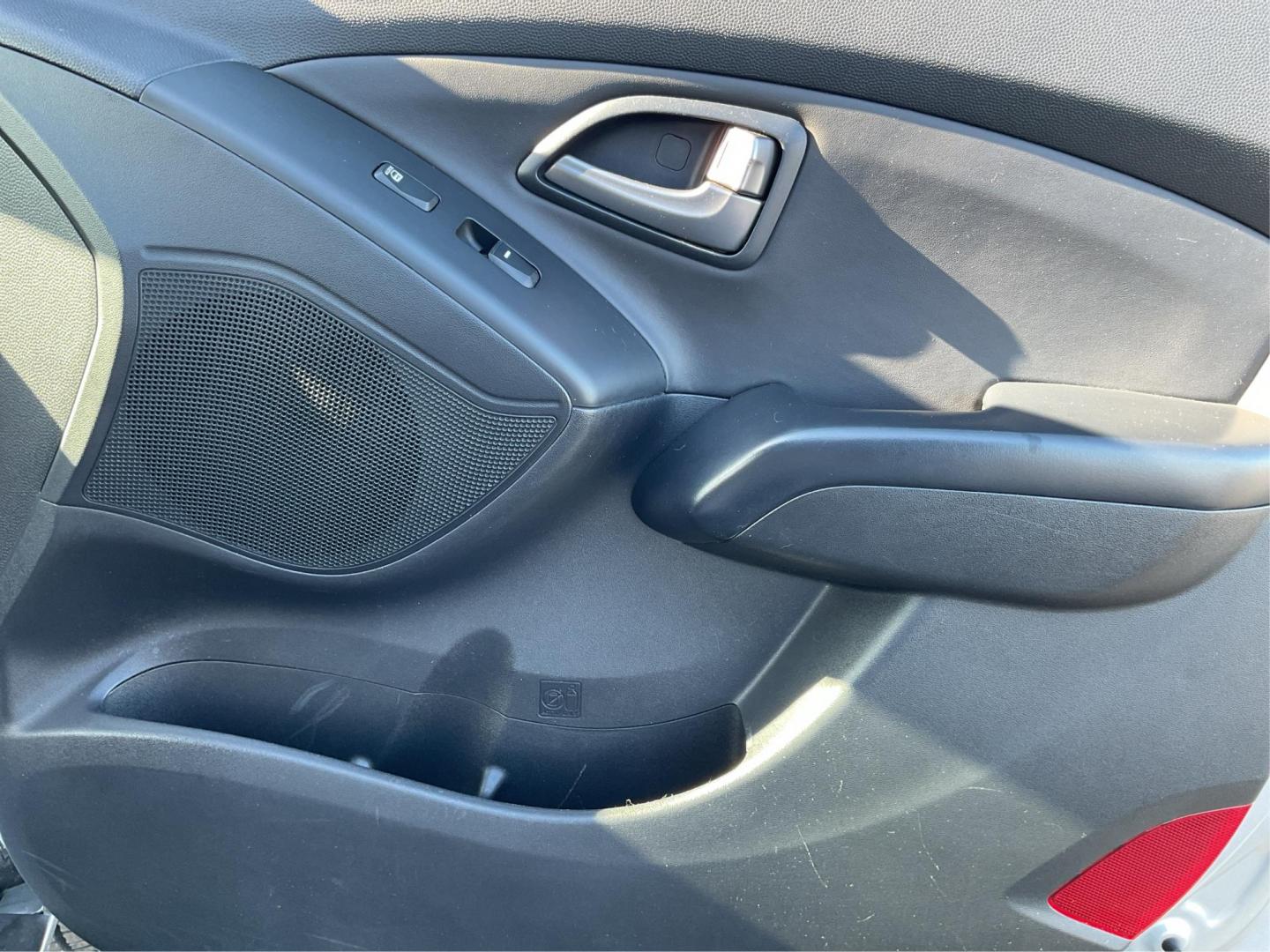 2014 Hyundai Tucson SE (KM8JUCAG8EU) with an Theta II 2.4L I-4 gasoline direct injection engine, located at 880 E. National Road, OH, 45377, (937) 908-9800, 39.891918, -84.183975 - Photo#18