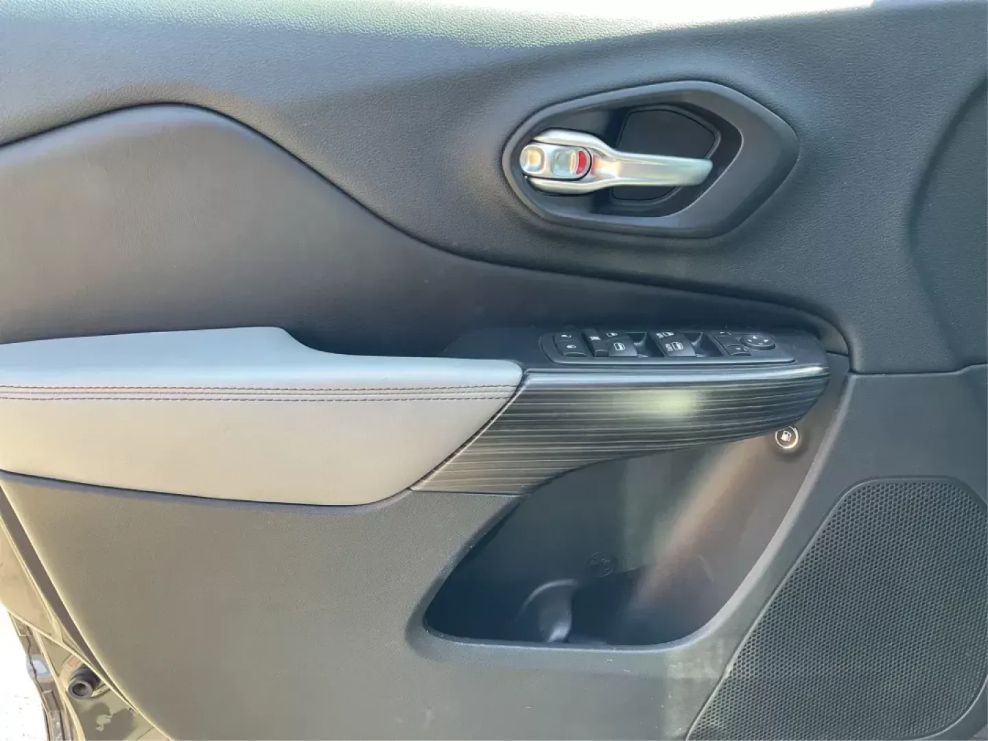 2014 Jeep Cherokee Limited 4WD (1C4PJMDBXEW) with an 2.4L L4 DOHC 16V engine, 9-Speed Automatic transmission, located at 1951 S Dayton Lakeview Rd., New Carlisle, OH, 45344, (937) 908-9800, 39.890999, -84.050255 - Photo#18