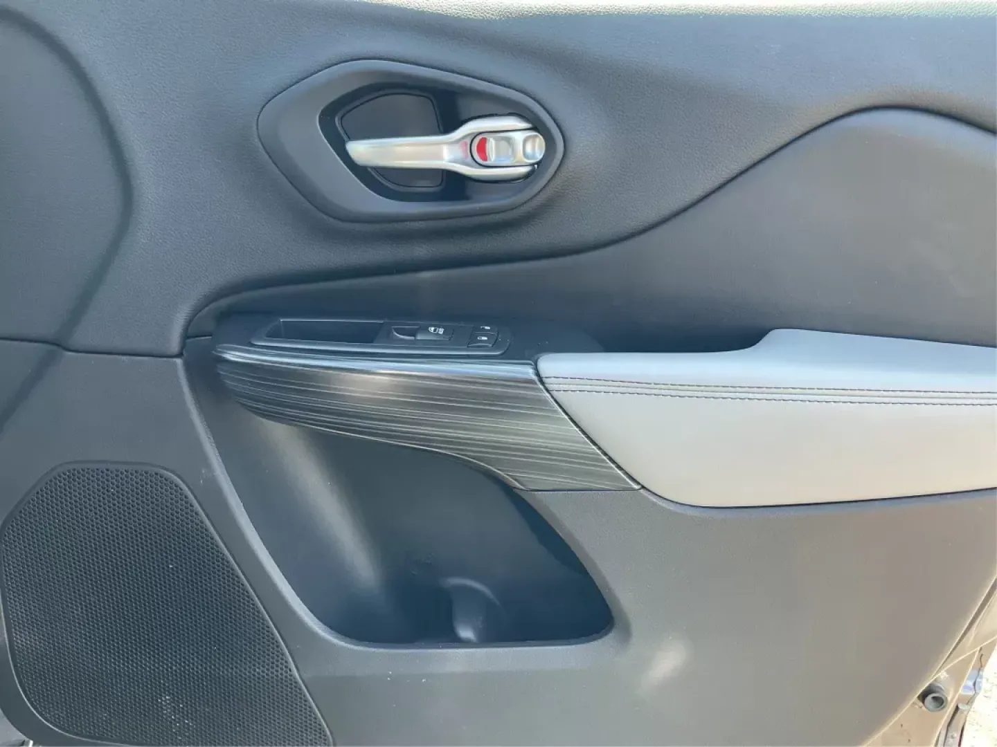 2014 Jeep Cherokee Limited 4WD (1C4PJMDBXEW) with an 2.4L L4 DOHC 16V engine, 9-Speed Automatic transmission, located at 1951 S Dayton Lakeview Rd., New Carlisle, OH, 45344, (937) 908-9800, 39.890999, -84.050255 - Photo#19