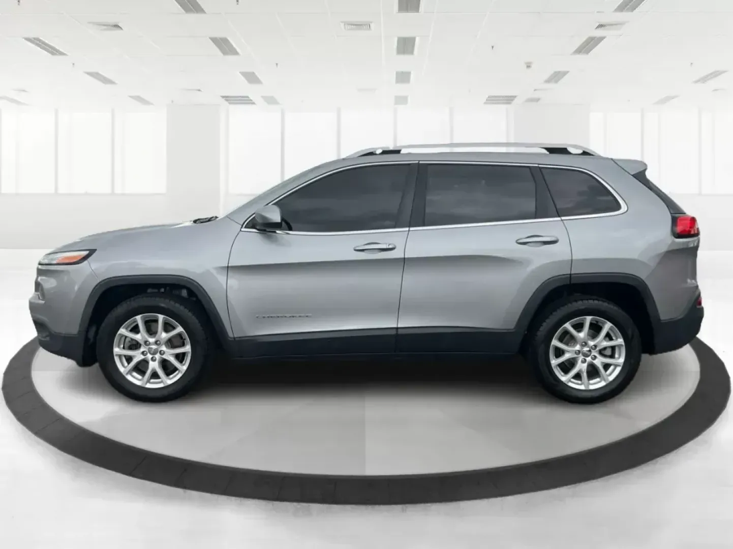 2014 Jeep Cherokee Latitude (1C4PJLCB4EW) with an Other engine, located at 1230 East Main St, Xenia, OH, 45385, (937) 908-9800, 39.688042, -83.910538 - Photo#3