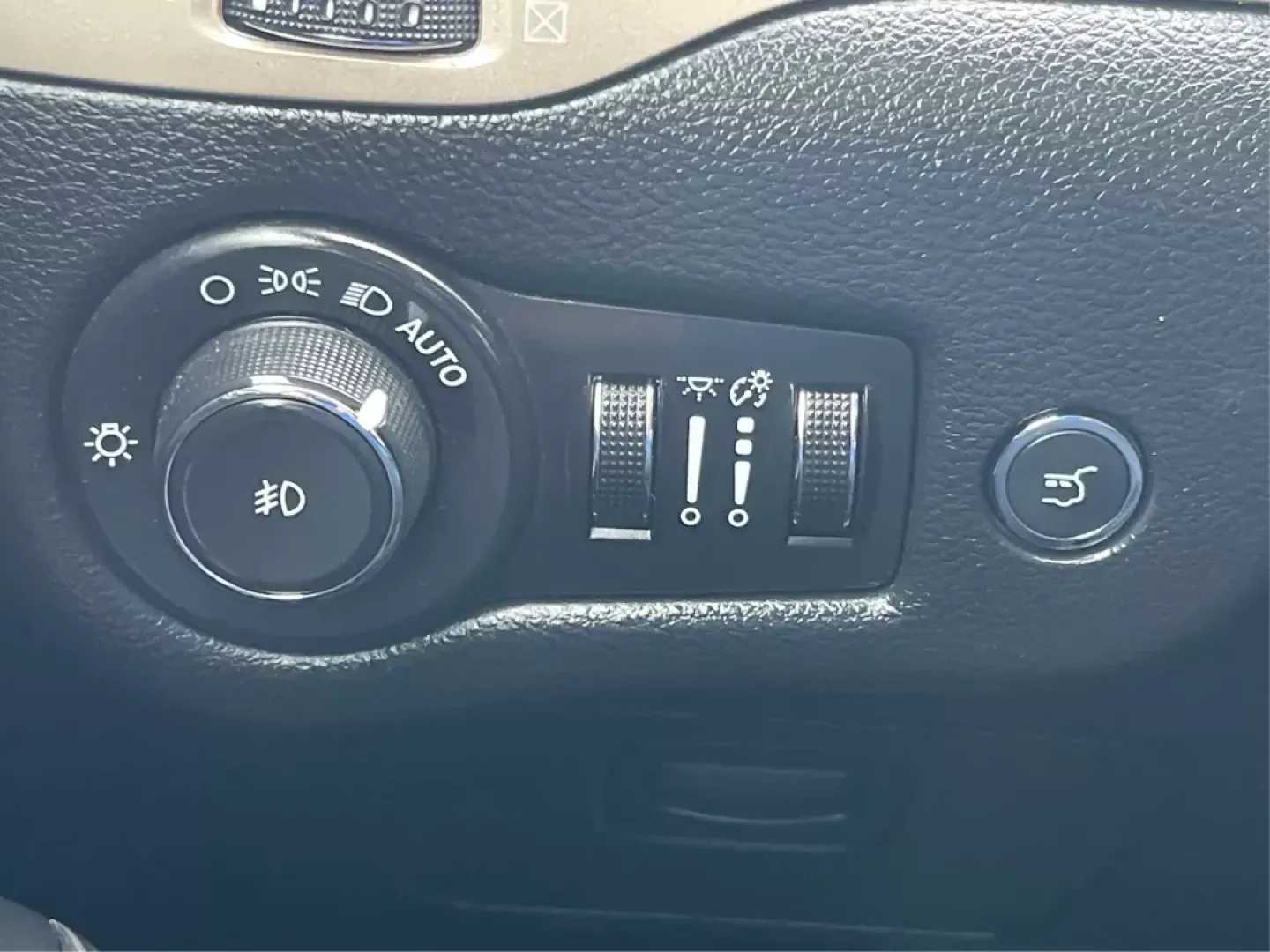 2014 Jeep Cherokee Latitude (1C4PJMCS3EW) with an Other engine, located at 880 E. National Road, OH, 45377, (937) 908-9800, 39.891918, -84.183975 - Photo#15