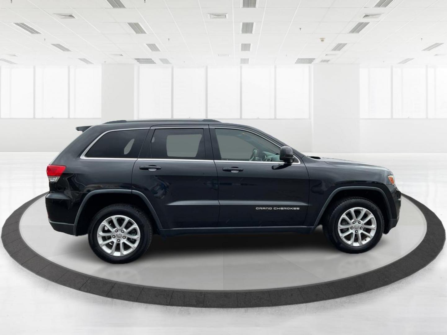 2014 Brilliant Black Crystal P Jeep Grand Cherokee Laredo 4WD (1C4RJFAG5EC) with an 3.6L V6 DOHC 24V engine, 5-Speed Automatic transmission, located at 401 Woodman Dr, Riverside, OH, 45431, (937) 908-9800, 39.761024, -84.120956 - Photo#1