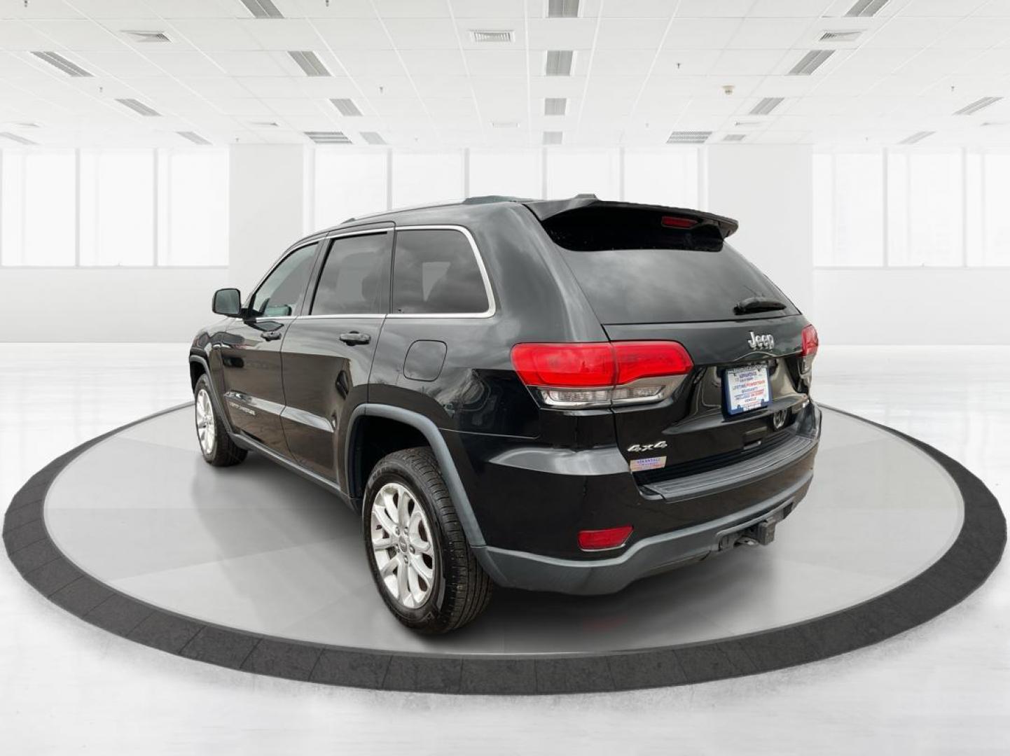 2014 Brilliant Black Crystal P Jeep Grand Cherokee Laredo 4WD (1C4RJFAG5EC) with an 3.6L V6 DOHC 24V engine, 5-Speed Automatic transmission, located at 401 Woodman Dr, Riverside, OH, 45431, (937) 908-9800, 39.761024, -84.120956 - Photo#3