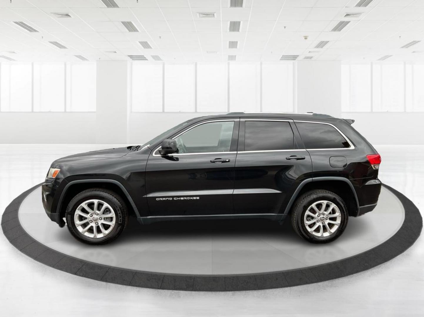 2014 Brilliant Black Crystal P Jeep Grand Cherokee Laredo 4WD (1C4RJFAG5EC) with an 3.6L V6 DOHC 24V engine, 5-Speed Automatic transmission, located at 401 Woodman Dr, Riverside, OH, 45431, (937) 908-9800, 39.761024, -84.120956 - Photo#4