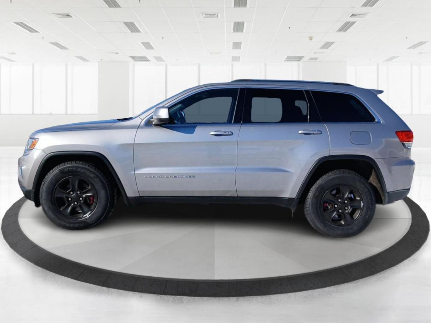 2014 Jeep Grand Cherokee Laredo 4WD (1C4RJFAG1EC) with an 3.6L V6 DOHC 24V engine, 5-Speed Automatic transmission, located at 1951 S Dayton Lakeview Rd., New Carlisle, OH, 45344, (937) 908-9800, 39.890999, -84.050255 - Photo#4