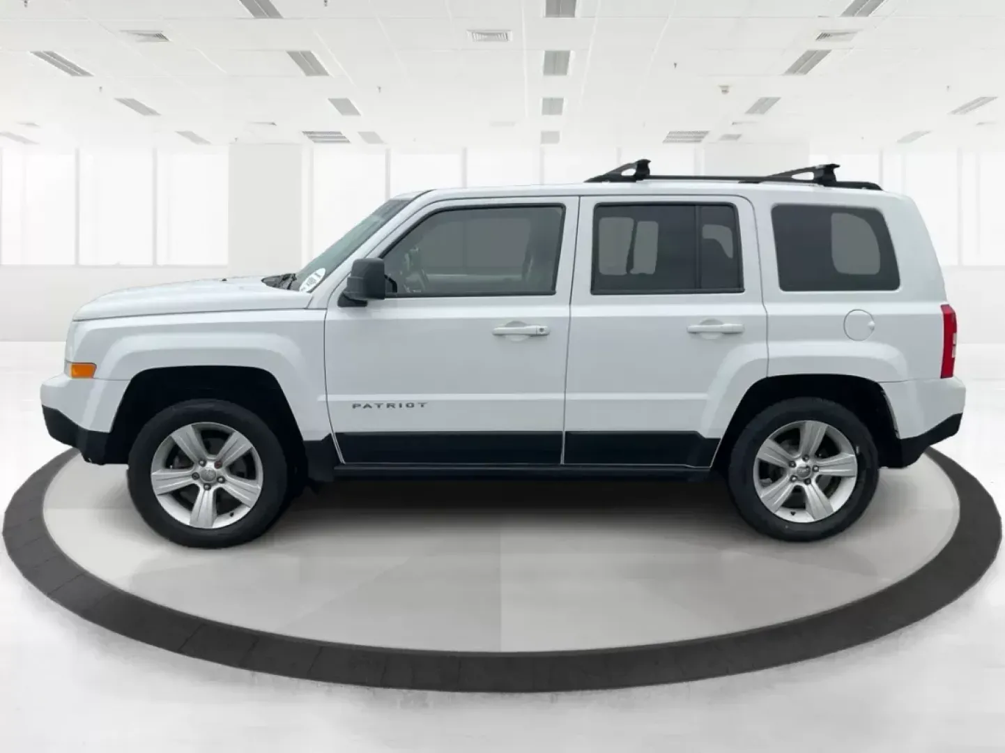 2014 Jeep Patriot Latitude (1C4NJRFB4ED) with an 2.4L I-4 DOHC engine, located at 880 E. National Road, OH, 45377, (937) 908-9800, 39.891918, -84.183975 - Photo#5