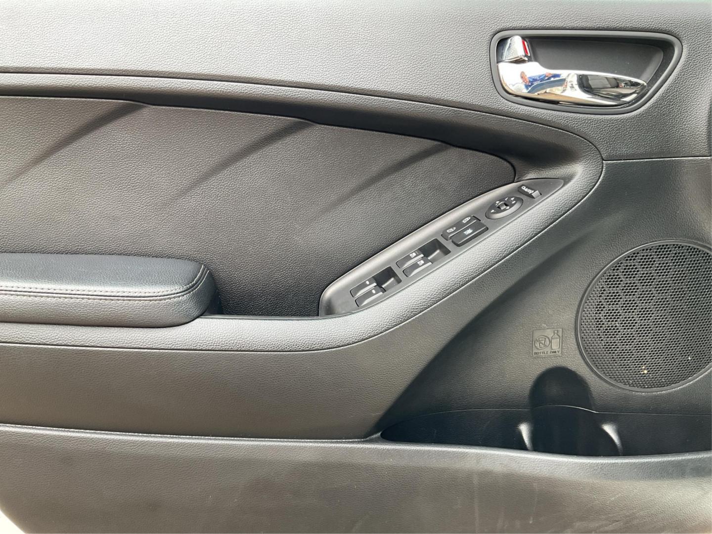 2014 Kia Forte EX (KNAFX4A81E5) with an 2L I-4 gasoline direct injection engine, located at 1099 N County Rd 25A , Troy, OH, 45373, (937) 908-9800, 40.057041, -84.215462 - Photo#17