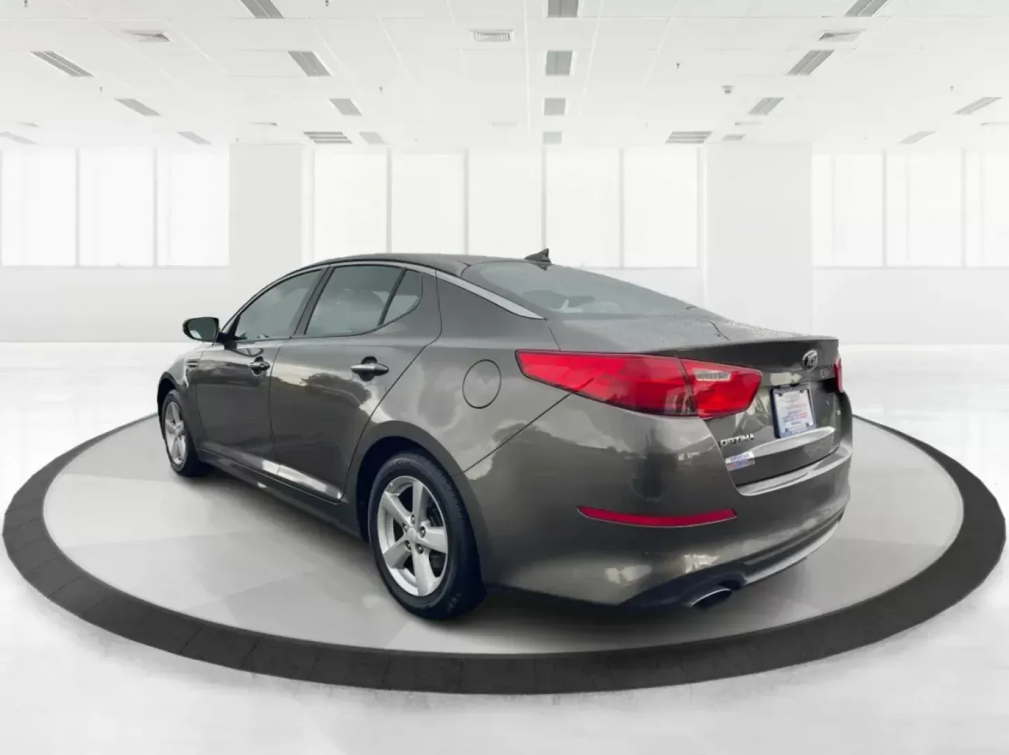 2014 Kia Optima LX (5XXGM4A77EG) with an Theta II 2.4L I-4 gasoline direct injection engine, located at 401 Woodman Dr, Riverside, OH, 45431, (937) 908-9800, 39.761024, -84.120956 - Photo#4