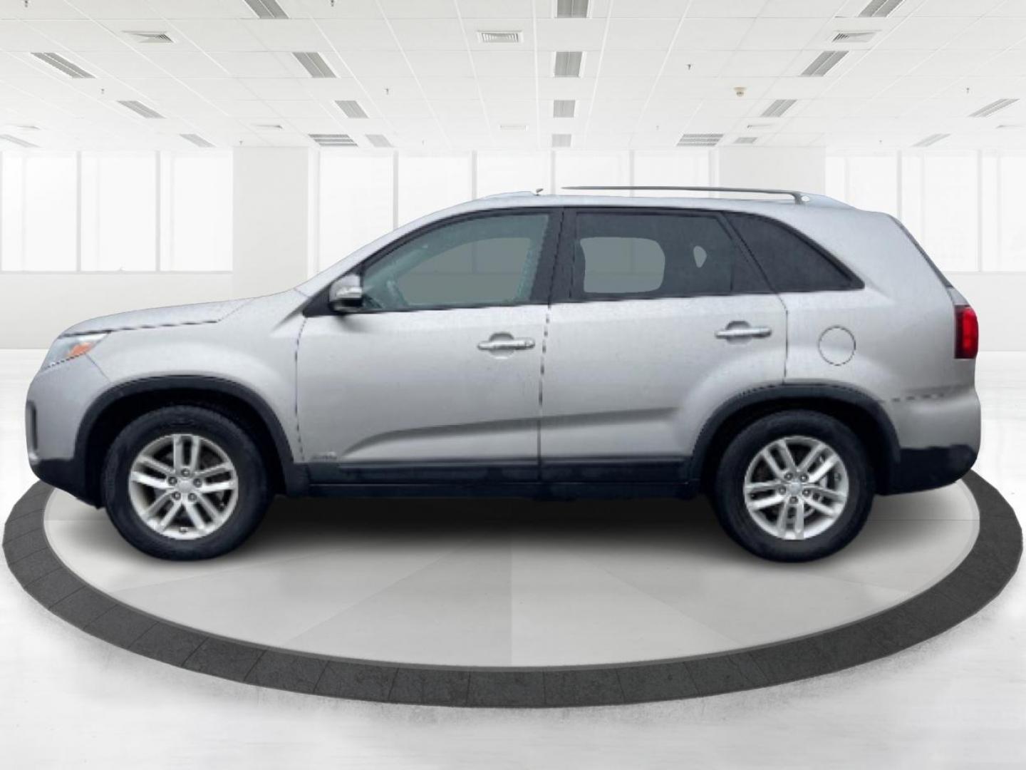 2014 Kia Sorento LX AWD (5XYKTCA60EG) with an 2.4L L4 DOHC 16V engine, 6-Speed Automatic transmission, located at 4508 South Dixie Dr, Moraine, OH, 45439, (937) 908-9800, 39.807072, -84.031563 - Photo#2