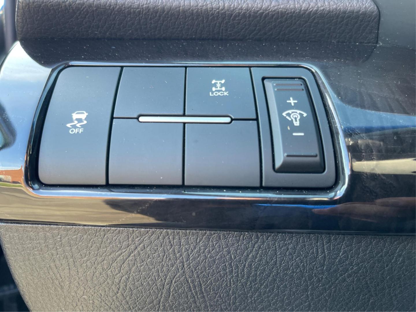 2014 Kia Sorento LX V6 AWD (5XYKTDA72EG) with an 3.3L V6 DOHC 24V engine, 6-Speed Automatic transmission, located at 1184 Kauffman Ave, Fairborn, OH, 45324, (937) 908-9800, 39.807072, -84.031563 - Photo#15
