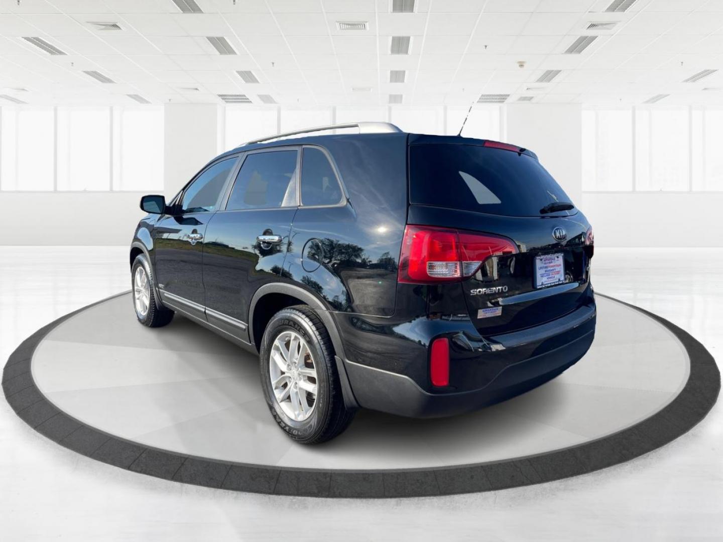 2014 Kia Sorento LX V6 AWD (5XYKTDA72EG) with an 3.3L V6 DOHC 24V engine, 6-Speed Automatic transmission, located at 1184 Kauffman Ave, Fairborn, OH, 45324, (937) 908-9800, 39.807072, -84.031563 - Photo#4